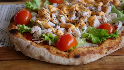 Pizza italiana su tavolo in legno