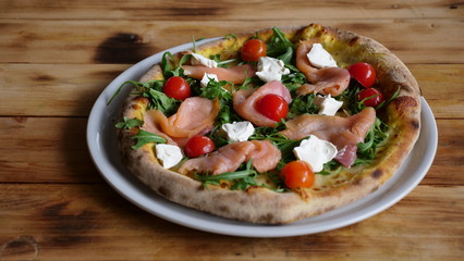 Pizza italiana su tavolo in legno