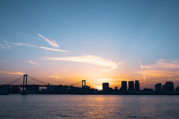 Obraz premium (東京都ｰ都市風景)夕焼け空に包まれるレインボーブリッジ１