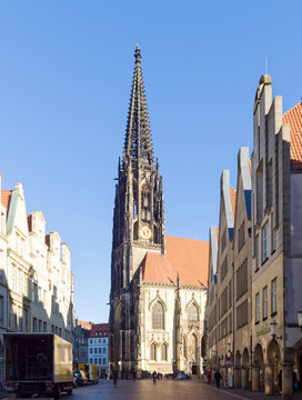 Lambertikirche an der Kreuzung von Prinzipalmarkt und Salzstra&szlig;e in der Altstadt von M&uuml;nster