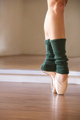 ballet dancer feet on pointe shoes in fifth position