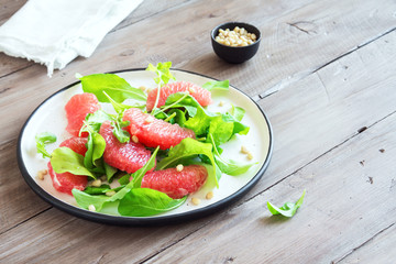 Grapefruit and arugula salad