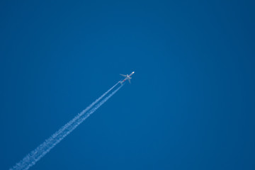 flugzeug am blauen himmel