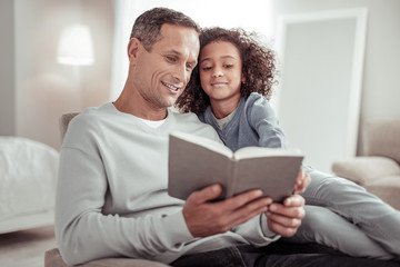 Obraz premium Joyful high-spirited girl listening to her father