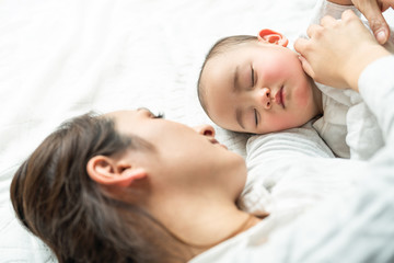 Obraz na płótnie Canvas お昼寝する赤ちゃんとママ
