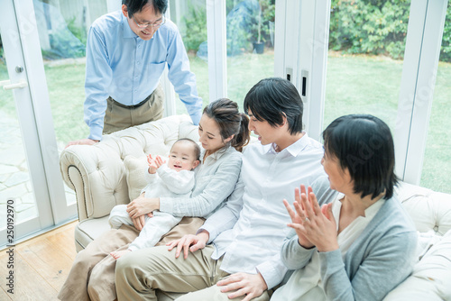 3世代家族 家族団らん Wall Mural Wallpaper Murals Metamorworks