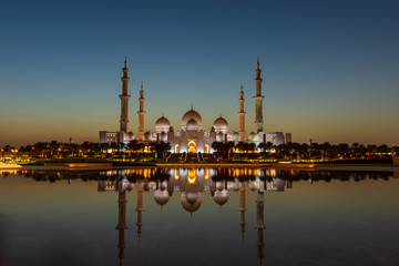 Fototapeta na wymiar Sheikh Zayed Grand Mosque of Abu Dhabi during dusk