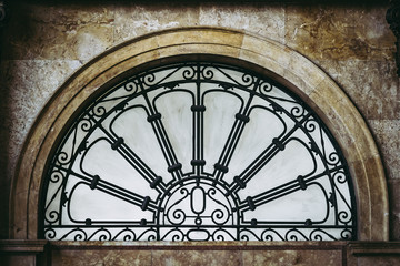 Fenêtre verrière en forme d'arc décorée