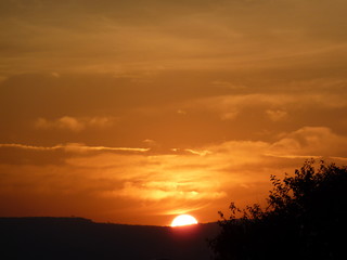 Fototapeta na wymiar Typical african sunset in Masai Mara, Kenya. Puesta de Sol en el Parque Nacional Masai Mara en Kenia.