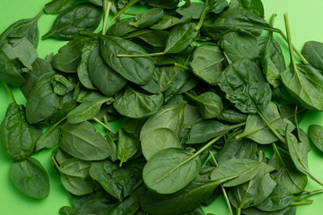 Fototapeta na wymiar Babe spinach leaves isolated on green background