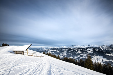 Hütte mit Grillstelle im Kanton Schwyz im Winter