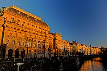 National Theater in Prag zur goldenen Stunde