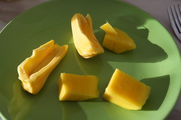 Morceaux de jacquier sur une assiette jackfrut