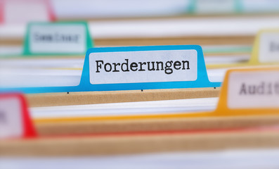 Akten mit der Beschriftung Forderungen