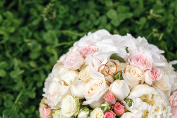 Wedding bouquet of white roses on green clover