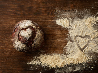 Brotlaib mit Herz aus Mehl