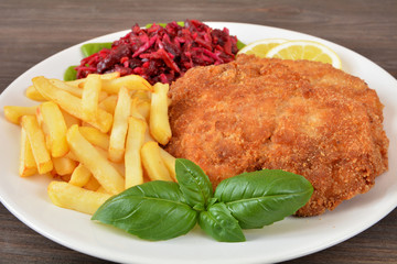 kotlet z frytkami i surówką