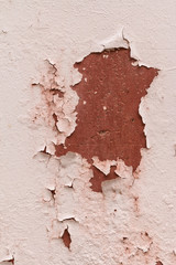 Abblätternder Putz auf einer roten Wand als Hintergrundmotiv