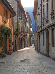 Fototapeta na wymiar como- italy, narrow medieval alleys in the historical center