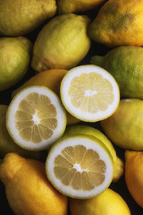 DETALLE DE TRES RODAJAS CORTADAS DE LIMONES