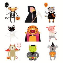 Deurstickers Grote Halloween-set met schattige dieren in kostuums met snoep, pompoen, ballonnen. Geïsoleerde objecten. Hand getekend vectorillustratie. Scandinavische stijl plat ontwerp. Concept kids print, uitnodiging voor feest. © Maria Skrigan