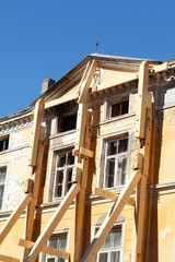 abgestützte Hausfassade,