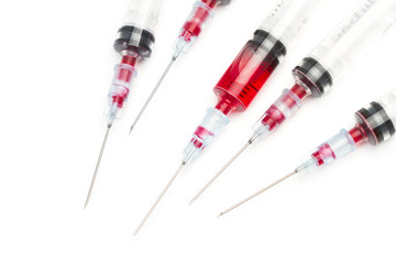 Jeringas con medicamento sobre fondo blanco. Vista superior. Concepto: Salud Medicina