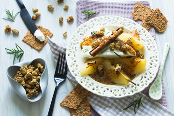 Ziegenfrischkäse mit Honig-Senf-Birnen und Maulbeeren