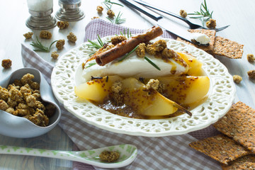 Ziegenfrischkäse mit Honig-Senf-Birnen und Maulbeeren