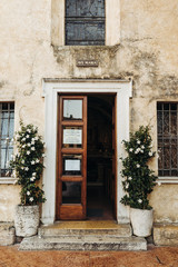 Obraz na płótnie Canvas Old door in the entrance to an Italian estate