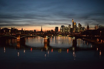 Naklejka premium Frankfurter Skyline am Abend