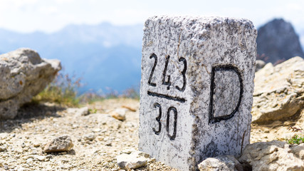 Grenzstein auf dem Karwendelgebirge in den Alpen