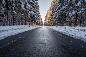 Aspahlt auf der Straße im Winter