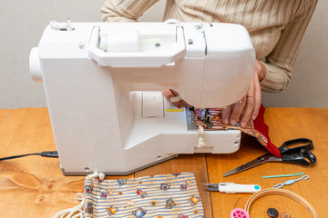 ミシンを操作する女性