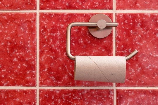 Toilettenpapier und Klopapierhalter