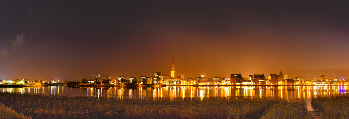 Fototapeta na wymiar Rostock skyline nachtaufnahme
