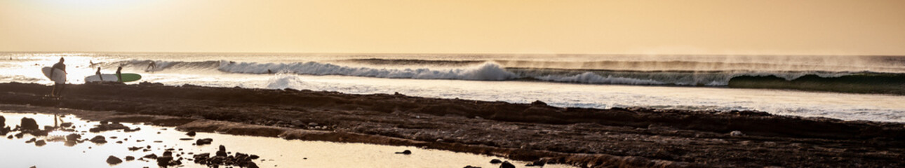 Landscape overlooking the ocean and big waves for surfers.