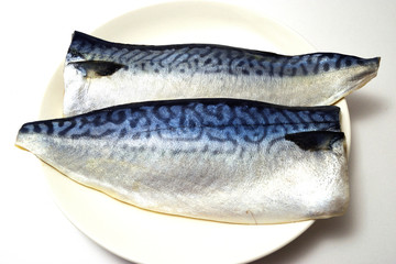 白背景　白い皿にのった塩サバ（塩鯖）　コピースペースあり