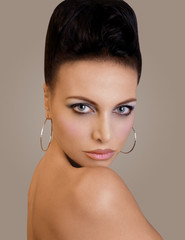 Beauté femme Modèle jeune Portrait féminin Jolie visage isolé vertical studio naturel belle...