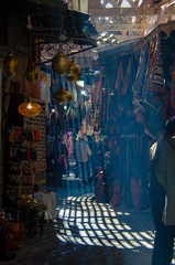 Fototapeta na wymiar Sonnenstrahlen in einem Souk Markt in Marrakesch, Marokko