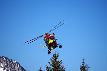 Fototapeta na wymiar secours aérien en montagne - hélicoptère