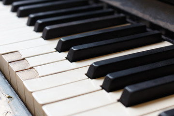 Obraz premium Closeup of old piano keyboard shallow focus