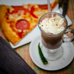 pizza z gorącą czekoladą
