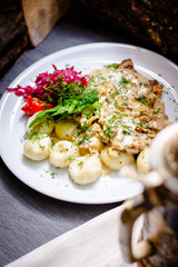 kotlet z kluskami śląskimi