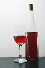 Botella de vino y copa 