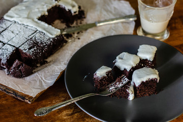 Chocolate brownie cakes with cream