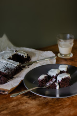 Chocolate brownie cakes with cream