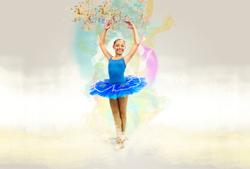 Ballerina su sfondo astratto colorato