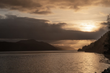 Fototapeta premium Sonnenuntergang am Loch Ness