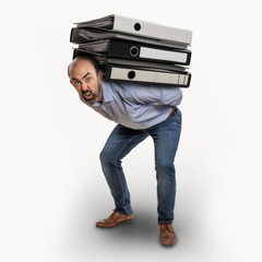 Mann trägt schwere Aktenordner